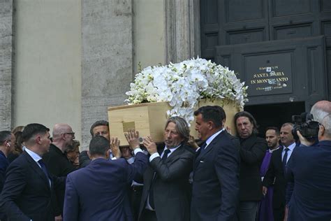 funerali di franca fendi|Familiari e amici salutano Franca Fendi. Il ricordo di Simona .